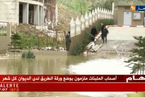 مياه الأمطار تحاصر سكان وتغمر السيارات بالشراڨة