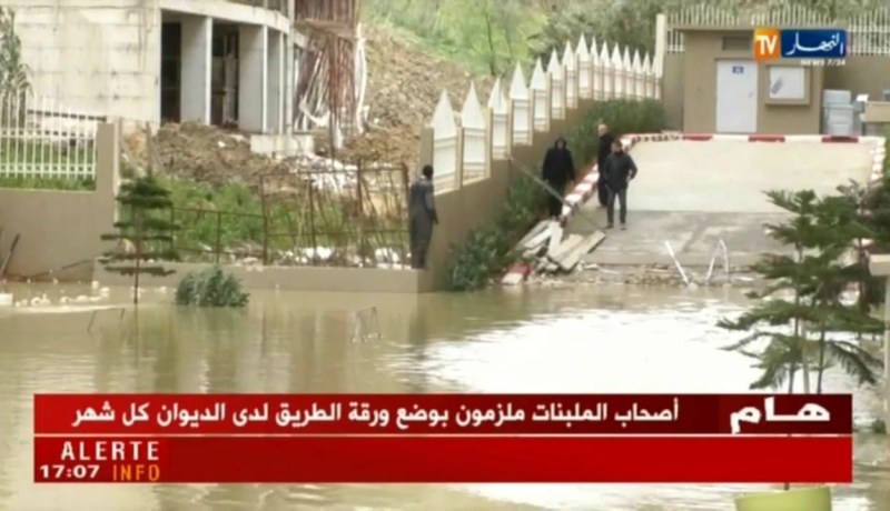 مياه الأمطار تحاصر سكان وتغمر السيارات بالشراڨة