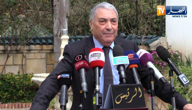 بن فليس يدعو المتظاهرين بالحفاظ علي سلمية المسيرات