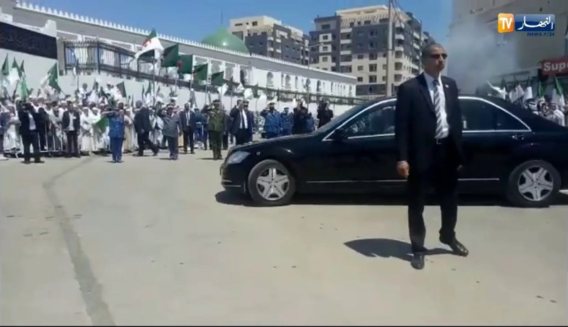 وصول الرئيس بوتفليقة إلى الزاوية البلقايدية بتيقصراين