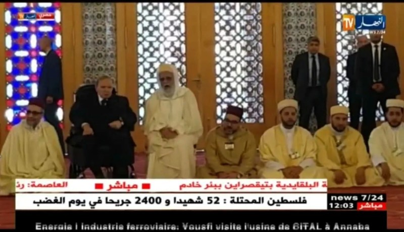 رئيس الجمهورية عبد العزيز بوتفليقة يرتل القرآن مع مشايخ الزاوية البليقايدية بتيقصراين