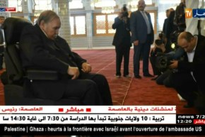 الرئيس بوتفليقة يؤدي تحية المسجد  في الزاوية البلقايدية بتيقصراين