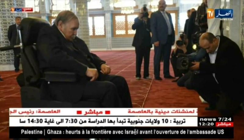 الرئيس بوتفليقة يؤدي تحية المسجد  في الزاوية البلقايدية بتيقصراين