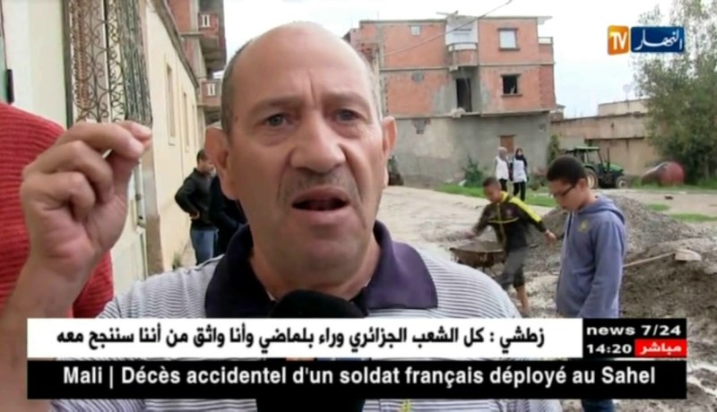 قالمة : سكان حي محمد باطح يتضامنون و يقومون بتعبيد الطرقات