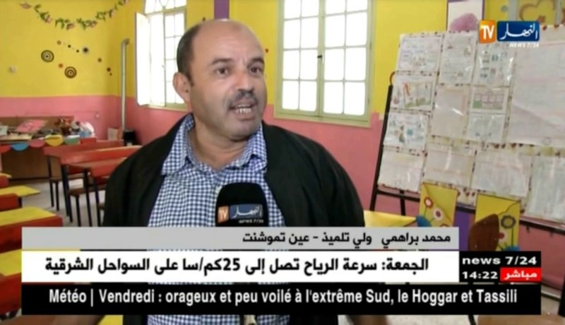 عين تيموشنت : ولي تلميذ يتكفل بطلاء و تزيين كامل أقسام المدرسة