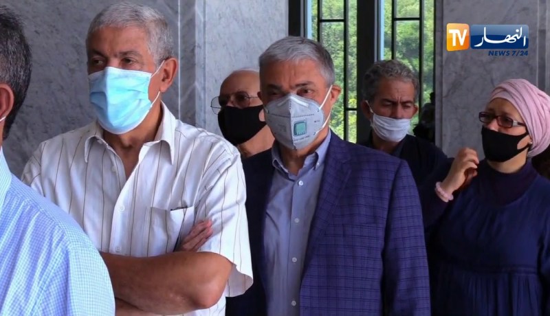 بن فليس ووفد وزاري رسمي يتوافدون لإلقاء النظرة الأخيرة على رفات شهداء المقاومة الشعبية