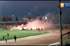 “الهوليغانز” يرشقون أرضية الميدان بعد الخسارة أمام الوفاق