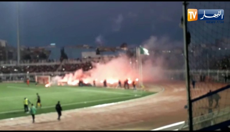 “الهوليغانز” يرشقون أرضية الميدان بعد الخسارة أمام الوفاق