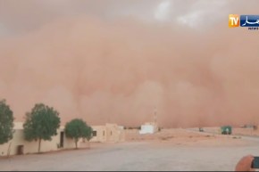 زوبعة رملية بقرية الشهيد طاهيري ولاية الجلفة