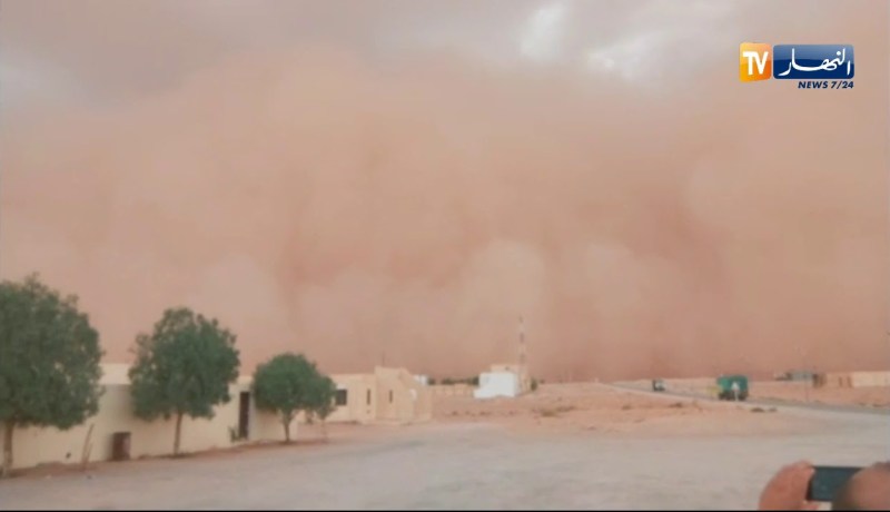 زوبعة رملية بقرية الشهيد طاهيري ولاية الجلفة