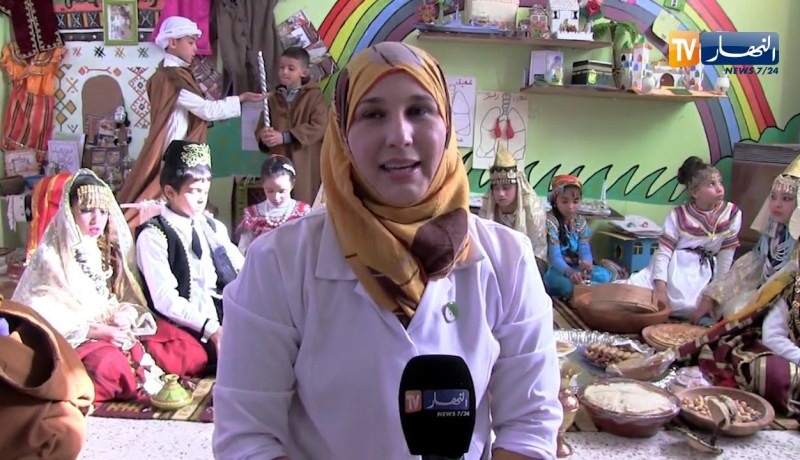 غرداية: أستاذة تحتفل رفقة تلاميذها بيناير على طريقتها الخاصة