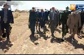 اللجنة الوزارية تتوغل في إحدى المزارع المتضررة وتستمع لشيخ ومعاناته