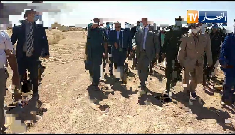 اللجنة الوزارية تتوغل في إحدى المزارع المتضررة وتستمع لشيخ ومعاناته