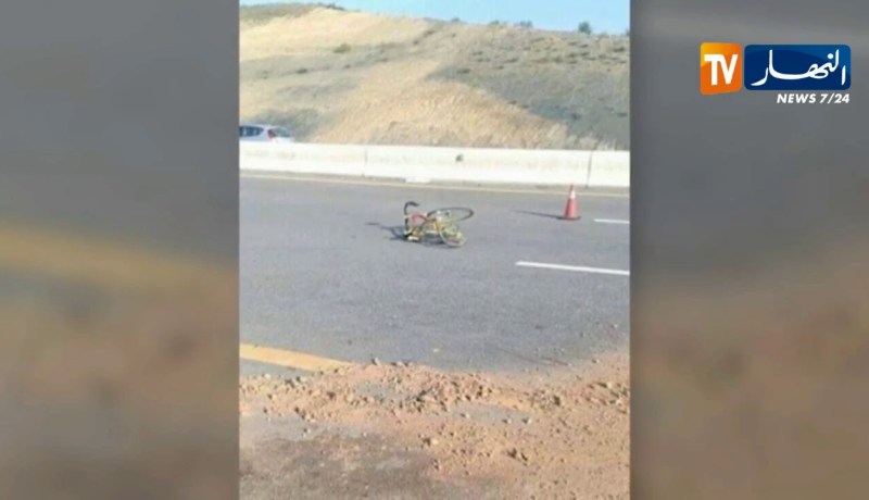 البويرة: وفاة 3 أشخاص بحادث إصطدام سيارة بـ 3 دراجات هوائية بالطريق شرق غرب