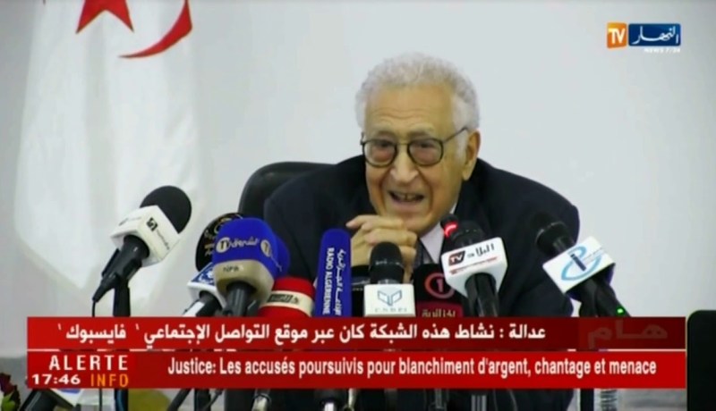 الأخضر الإبراهيمي: الإعلام أحيانا يلعب دور سلبي وعلى الصحافيين مطالبين بالدفاع عن شرف مهنتهم