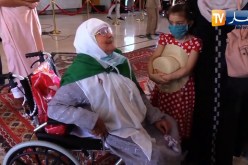 في موقف مؤثر.. عجوز تتحدى ظروفها الصحية لتلقي النظرة الأخيرة على رفات الشهداء