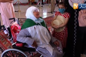 في موقف مؤثر.. عجوز تتحدى ظروفها الصحية لتلقي النظرة الأخيرة على رفات الشهداء