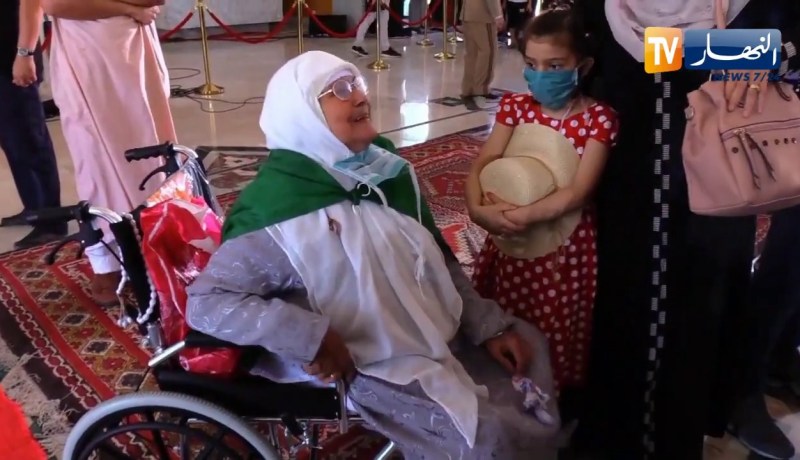 في موقف مؤثر.. عجوز تتحدى ظروفها الصحية لتلقي النظرة الأخيرة على رفات الشهداء