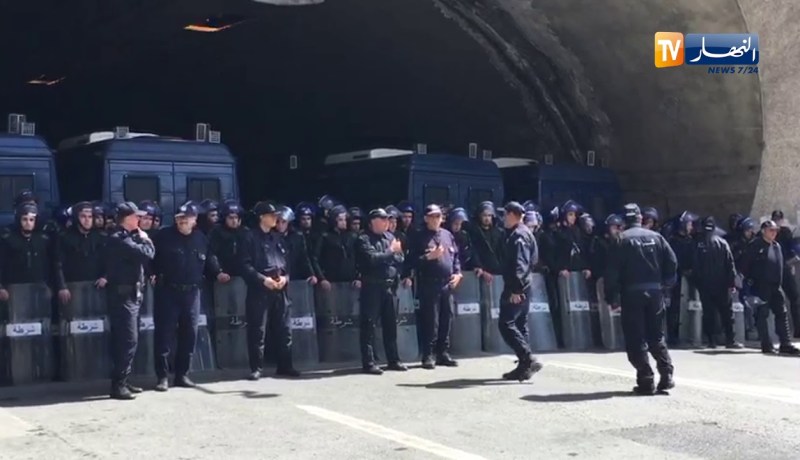 غلق النفق الجامعي “غار الحراك” من طرف قوات الأمن
