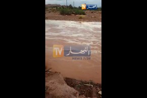 شاهد الأمطار تتسبب في فيصان واد حجرات لمقيل بالنعامة