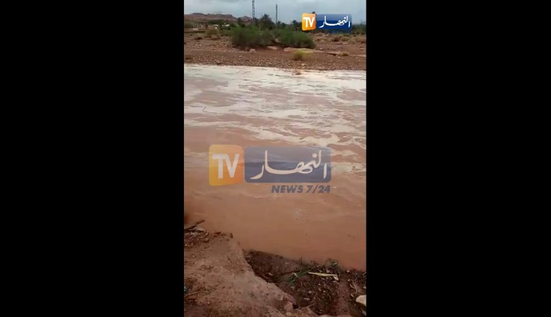 شاهد الأمطار تتسبب في فيصان واد حجرات لمقيل بالنعامة