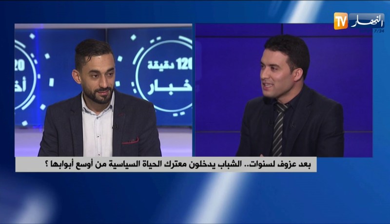 طلبة جامعيون يبدعون في الحراك الشعبي بلافتات بكل اللغات