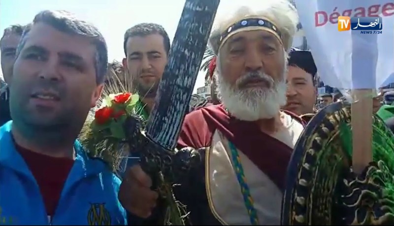 الزي التقليدي الأمازيغي الممثل لشخصية “شيشنق” حاضر في مسيرة الجمعة العاشرة