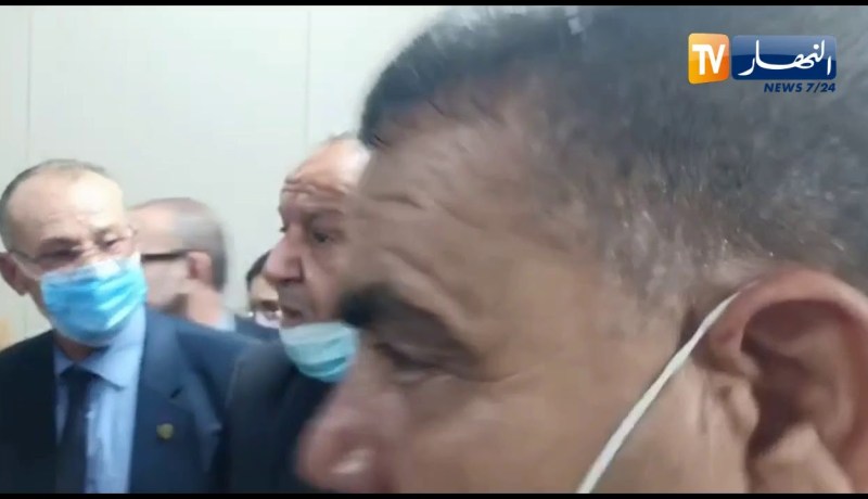 نواب البرلمان يحتجون بسبب مقاطعة وزير الصناعة لأحد النواب بعدم التكلم وقال له “حبس علينا هذا الكلام”