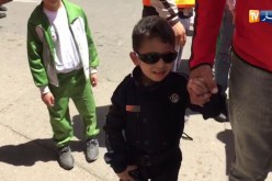 شاهد.. أصغر شرطي ينزل إلى غار حراك للوقوف على أمن المتظاهرين