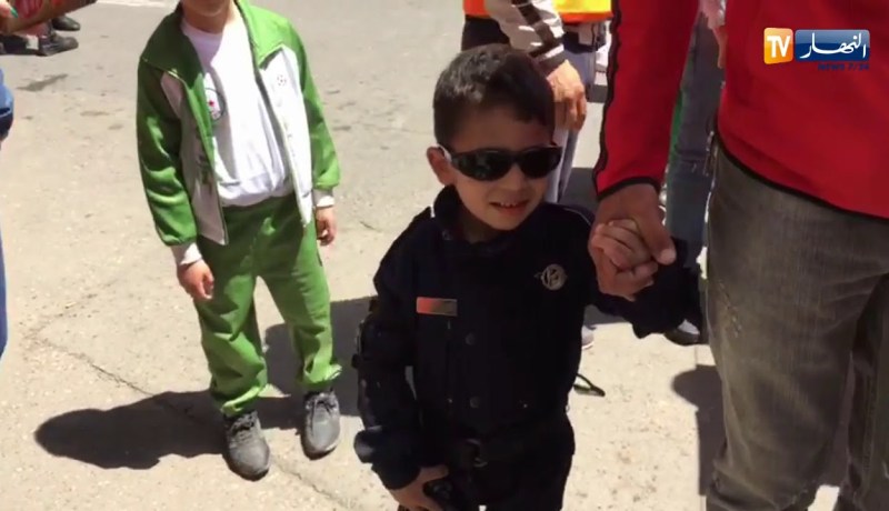 شاهد.. أصغر شرطي ينزل إلى غار حراك للوقوف على أمن المتظاهرين