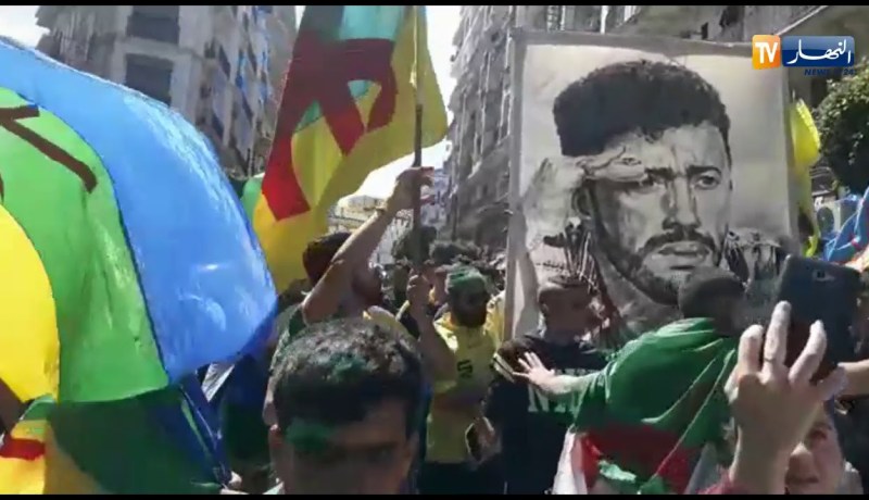 العاصمة/ “وسع وسع..أم جاو لعروش”…هكذا شارك الأمازيغيون في مسيرة الجمعة العاشرة