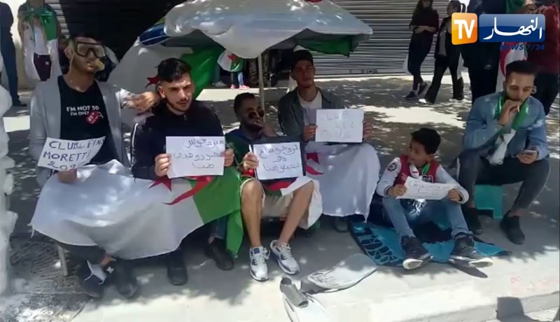 شباب يحتجّ بـ”الباراصول” بالعاصمة” .. تحت شعار “نصيّفو هنا !! “