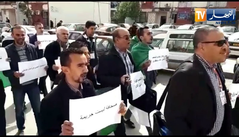 خروج الصحفيين في مسيرة سلمية بالشلف بشعار ..” نحن مع إرادة الشعب !! “