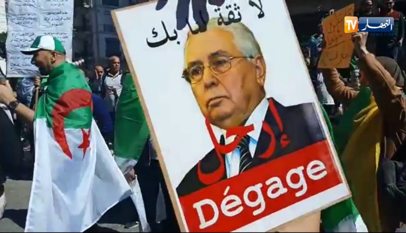 شعار يصنع الحدث في مسيرة الجمعة العاشرة