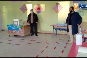 من أحد مراكز الانتخابات بولاية النعامة المركز الإنتخابي “حميدات بوجمعة”..  بروتوكول صحي صارم