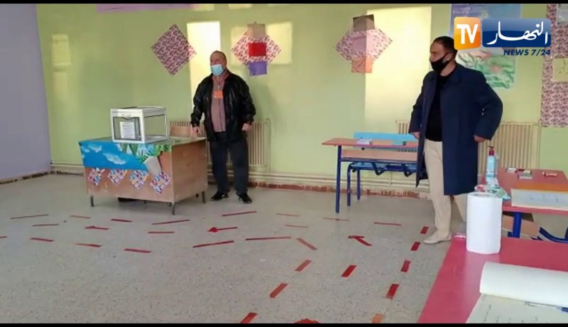 من أحد مراكز الانتخابات بولاية النعامة المركز الإنتخابي “حميدات بوجمعة”..  بروتوكول صحي صارم