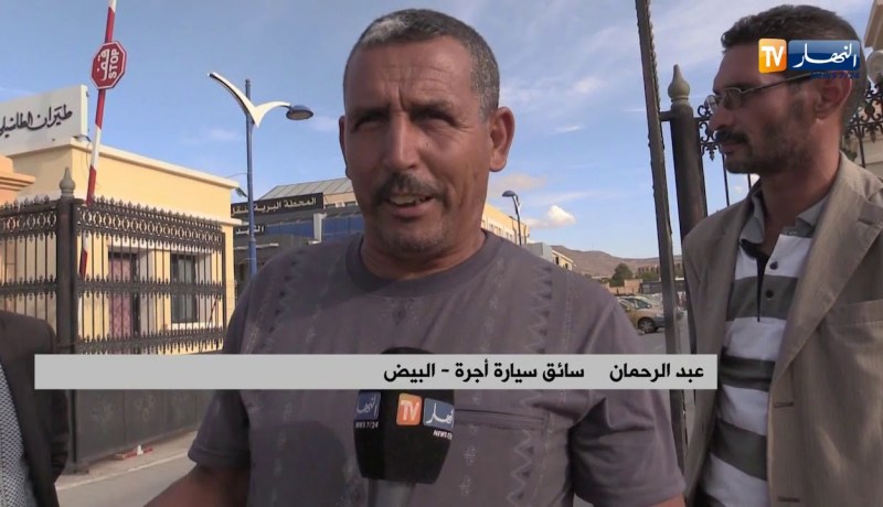 البيض/ أصحاب سيارات الأجرة يحتجون بعد الإعتداء على زميلهم داخل محطة النقل