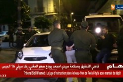 لحظة إخراج المتهمين الأربعة وإداعهم الحبس المؤقت فيما يبقى الشخص الخامس  تحت الرقابة القضائية