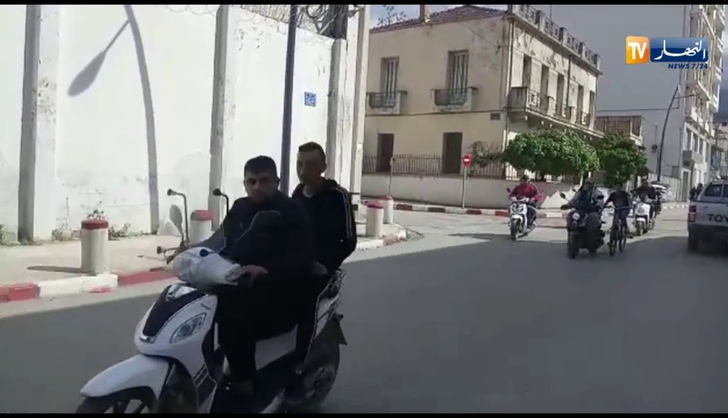 أصحاب الدراجات النارية بالبليدة ينظمون مسيرات خاصة بهم مطالبين برحيل النظام