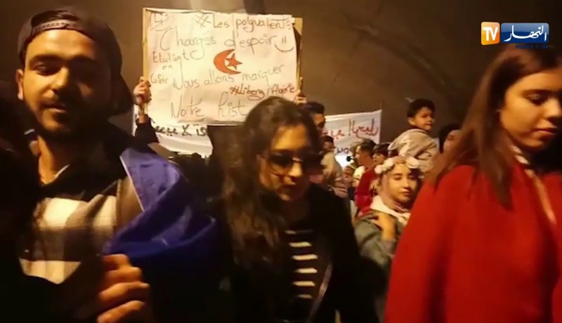 العاصمة/ الطلبة يخرجون في مسيرة سلمية مساندة للحراك الشعبي