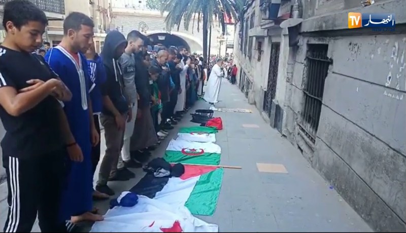 شاهد…المتظاهرون يصلون صلاة العصر جماعة في العاصمة