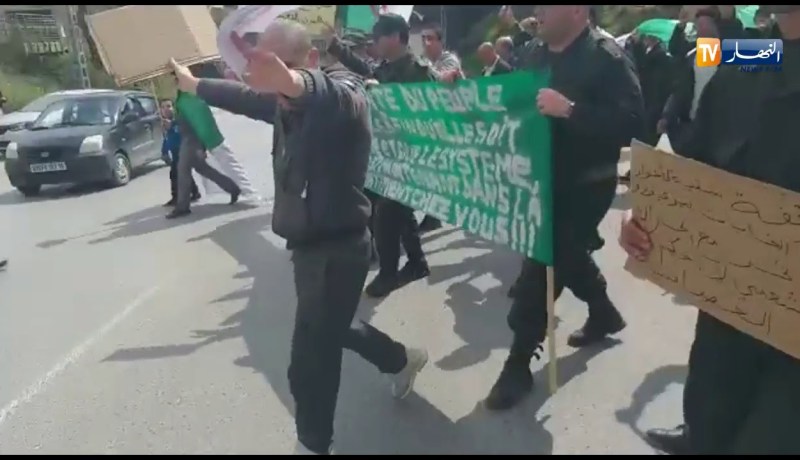 تيزي وزو …عمال محافظة الغابات  يواكبون الحراك في مسيرة سلمية