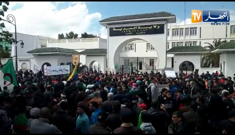 مسيرات سلمية أمام مقر ولاية المدية للجمعة العاشرة على التوالي