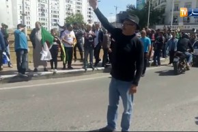 حراك/ مواطن ينظم حركة المرور في العاصمة لتفادي تعطل سير المواطنين