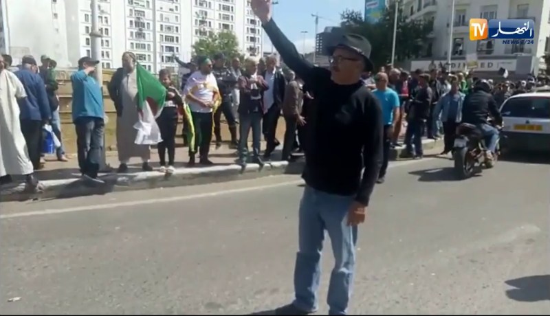 حراك/ مواطن ينظم حركة المرور في العاصمة لتفادي تعطل سير المواطنين