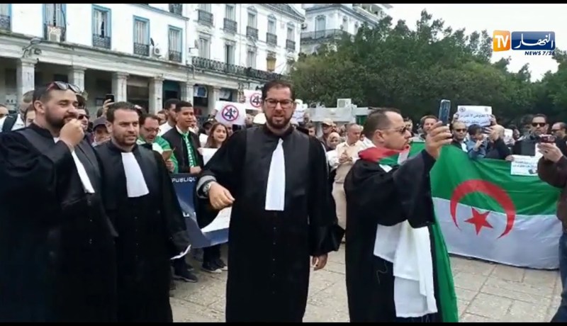 أطباء..مهندسون ومحامون في مسيرات سلمية دعما للحرك بعنابة