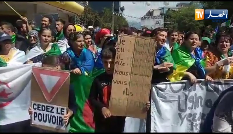 تيزي وزو..مسيرة مليونية تطالب برحيل رموز النظام