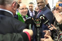 أحد الوكلات تقدم هدية عبارة عن مجسم للمسجد النبوي لوزير الشؤون الدينية