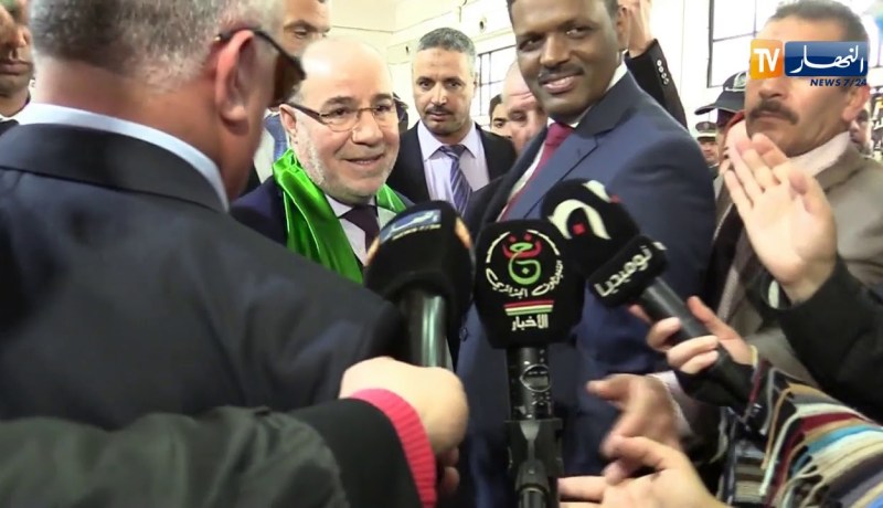 أحد الوكلات تقدم هدية عبارة عن مجسم للمسجد النبوي لوزير الشؤون الدينية