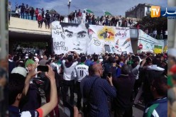 الحراك الشعبي: الجمعة العاشرة.. المحتجون يصنعون الحدث بلافتات ذات رسائل قوية